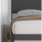 Letto a piattaforma moderno e semplice con testiera e pediera imbottite in lino, robusta struttura del letto con doghe in acciaio e base per materasso