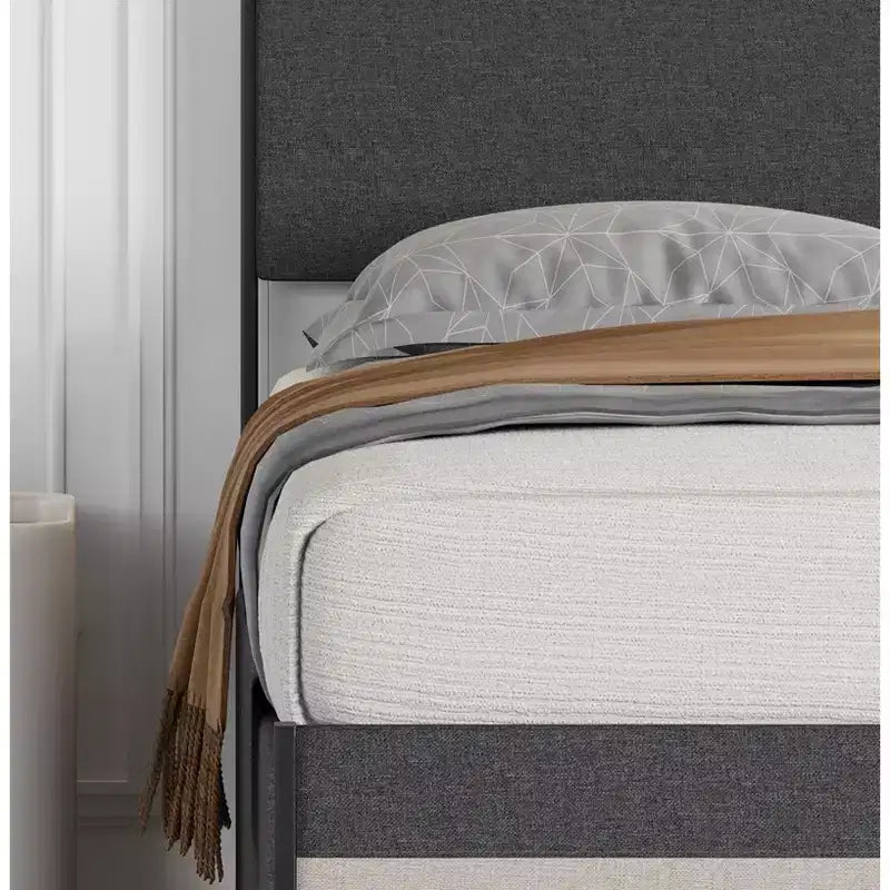 Letto a piattaforma moderno e semplice con testiera e pediera imbottite in lino, robusta struttura del letto con doghe in acciaio e base per materasso