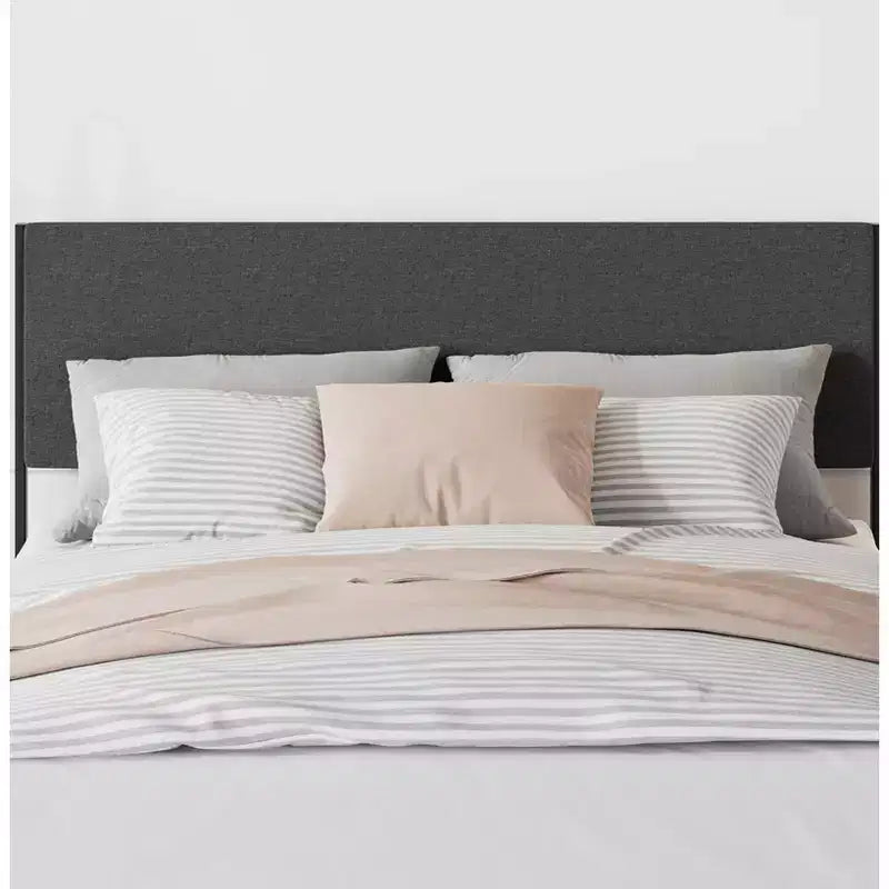 Letto a piattaforma moderno e semplice con testiera e pediera imbottite in lino, robusta struttura del letto con doghe in acciaio e base per materasso