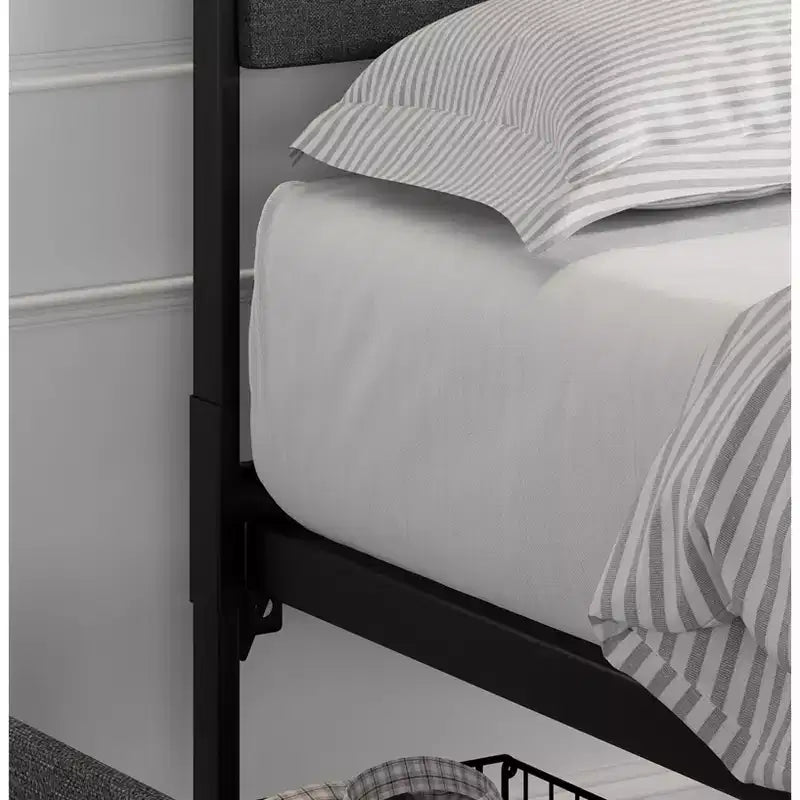 Letto a piattaforma moderno e semplice con testiera e pediera imbottite in lino, robusta struttura del letto con doghe in acciaio e base per materasso