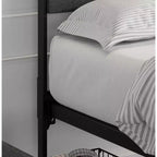 Letto a piattaforma moderno e semplice con testiera e pediera imbottite in lino, robusta struttura del letto con doghe in acciaio e base per materasso