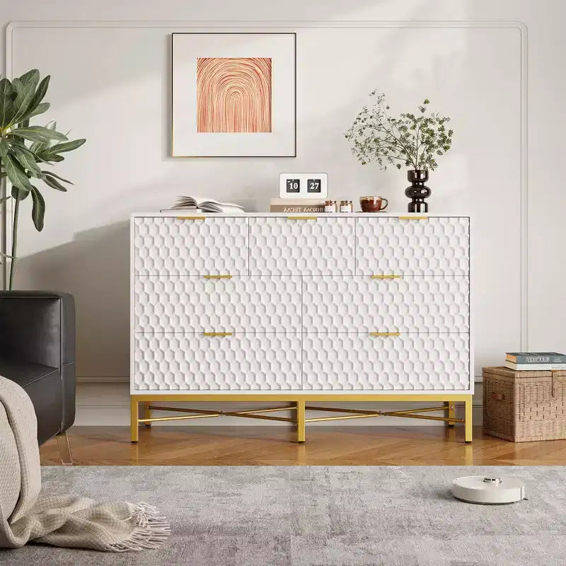 Comò moderno a 7 cassetti con piano largo e cassetti profondi. Un ampio cassettone in legno per camera da letto, corridoio o soggiorno.
