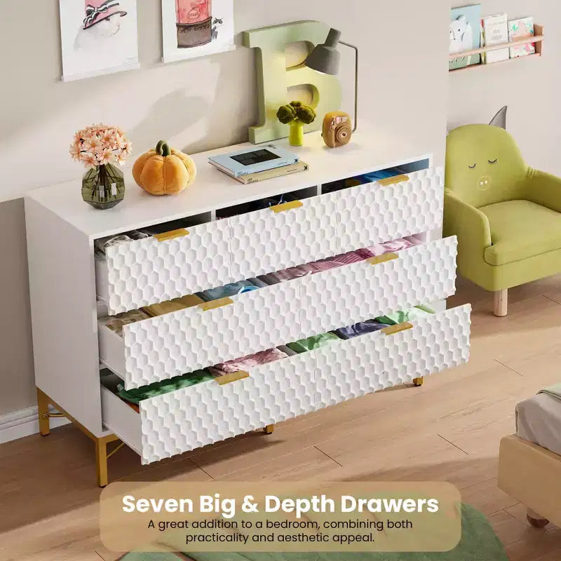 Comò moderno a 7 cassetti con piano largo e cassetti profondi. Un ampio cassettone in legno per camera da letto, corridoio o soggiorno.