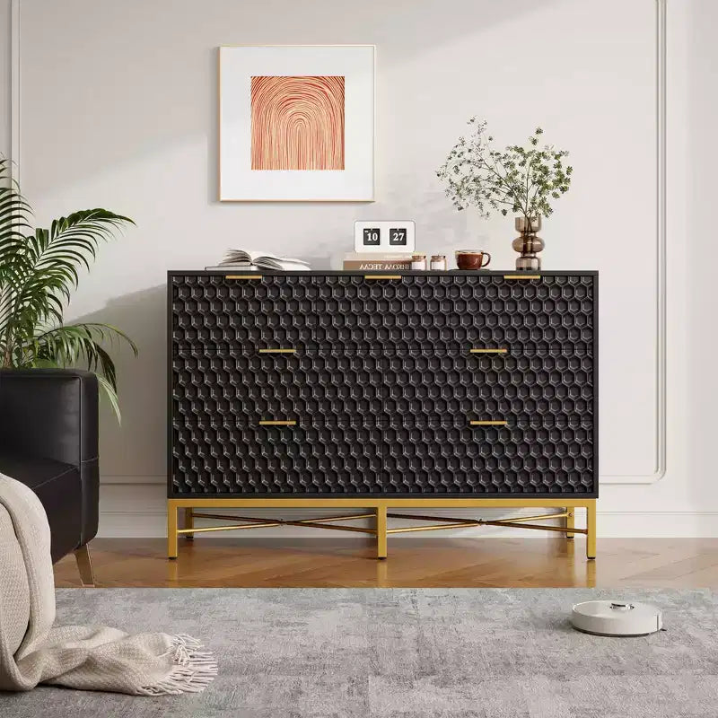 Comò moderno a 7 cassetti con piano largo e cassetti profondi. Un ampio cassettone in legno per camera da letto, corridoio o soggiorno.