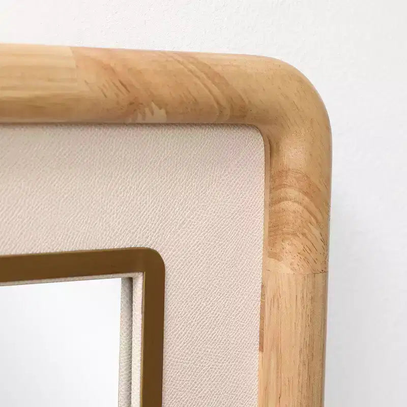 LuxenHome Specchio da parete decorativo rettangolare arrotondato, cornice in legno di gomma 35 con inserto in pelle sintetica marrone