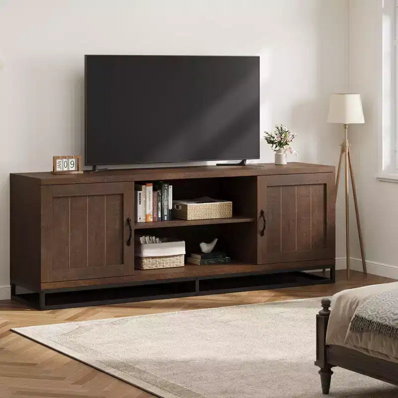 Mobile TV moderno per TV fino a 75'', mobile porta TV da 63 pollici in legno con ripiani regolabili e gambe in metallo, tavolo console TV multimediale per soggiorno