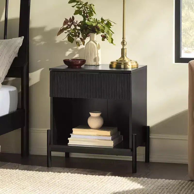 Comodino moderno nero con cassetto scanalato e vano a giorno