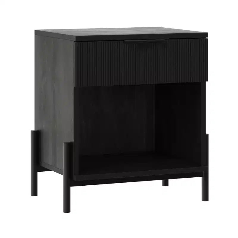 Comodino moderno nero con cassetto scanalato e vano a giorno