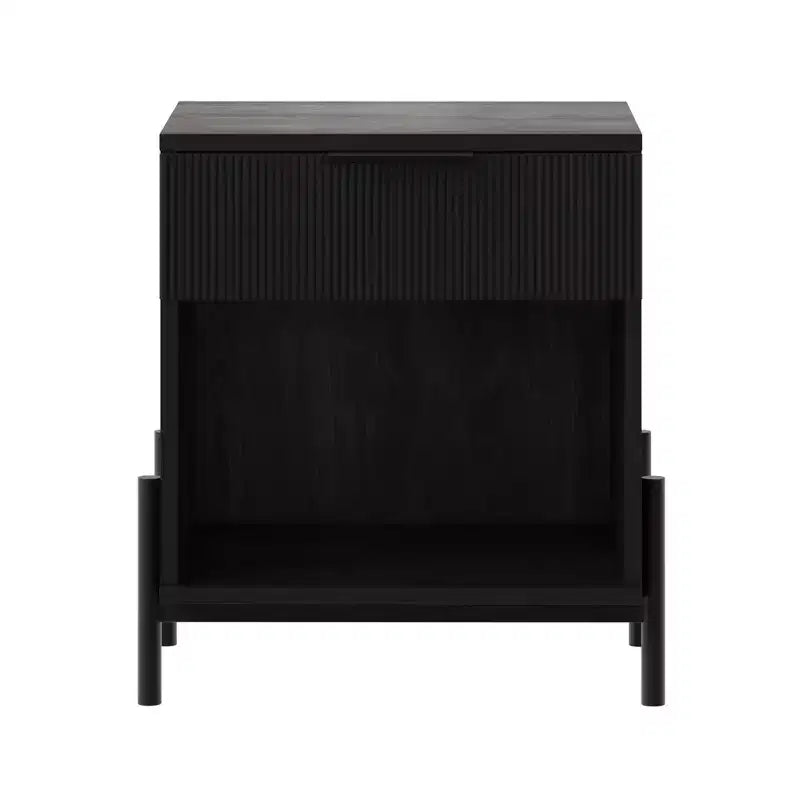 Comodino moderno nero con cassetto scanalato e vano a giorno