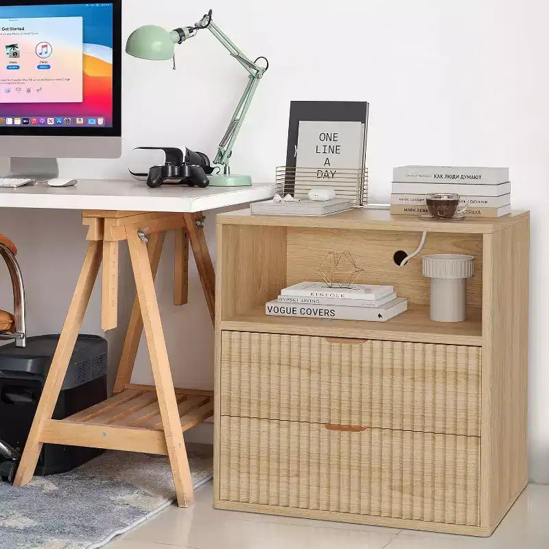 Comodino Acekool Fluted Farmhouse con Stazione di Ricarica, Tavolino Moderno di Metà Secolo da 23" con 2 Cassetti e Ripiano Aperto