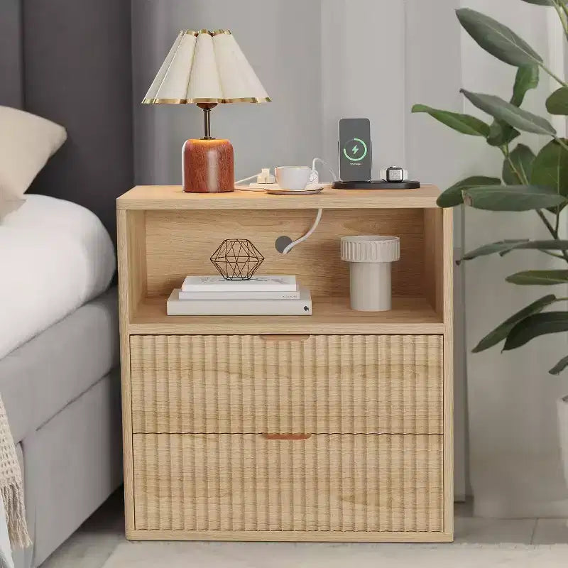 Comodino Acekool Fluted Farmhouse con Stazione di Ricarica, Tavolino Moderno di Metà Secolo da 23" con 2 Cassetti e Ripiano Aperto