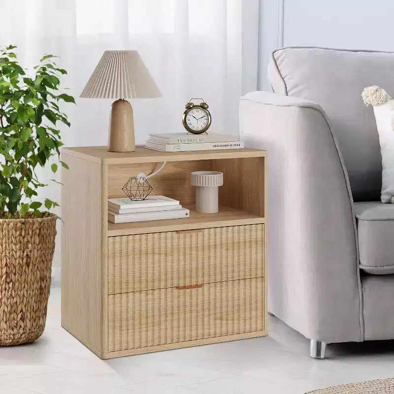 Comodino Acekool Fluted Farmhouse con Stazione di Ricarica, Tavolino Moderno di Metà Secolo da 23" con 2 Cassetti e Ripiano Aperto