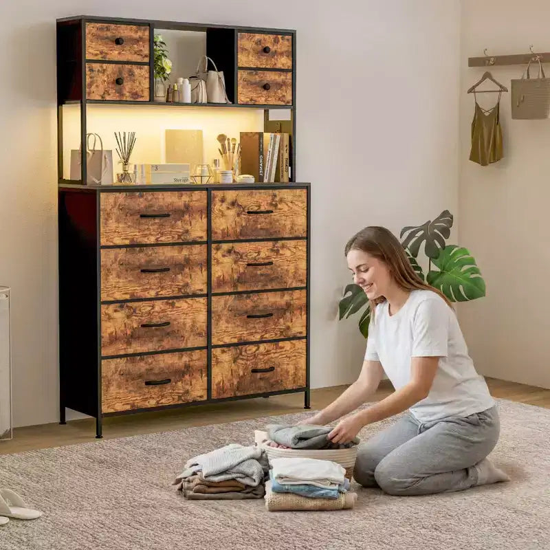 Cassettiera per Camera da Letto, Comodino in Tessuto a 12 Cassetti con Illuminazione, Presa di Corrente e Ripiani Aperti, Piano in Legno e Struttura in Metallo