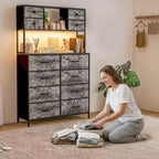 Cassettiera per Camera da Letto, Comodino in Tessuto a 12 Cassetti con Illuminazione, Presa di Corrente e Ripiani Aperti, Piano in Legno e Struttura in Metallo
