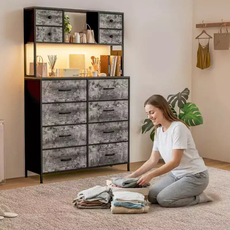 Cassettiera per Camera da Letto, Comodino in Tessuto a 12 Cassetti con Illuminazione, Presa di Corrente e Ripiani Aperti, Piano in Legno e Struttura in Metallo