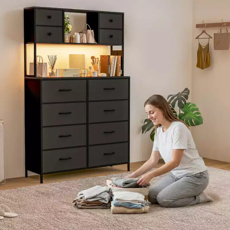 Cassettiera per Camera da Letto, Comodino in Tessuto a 12 Cassetti con Illuminazione, Presa di Corrente e Ripiani Aperti, Piano in Legno e Struttura in Metallo