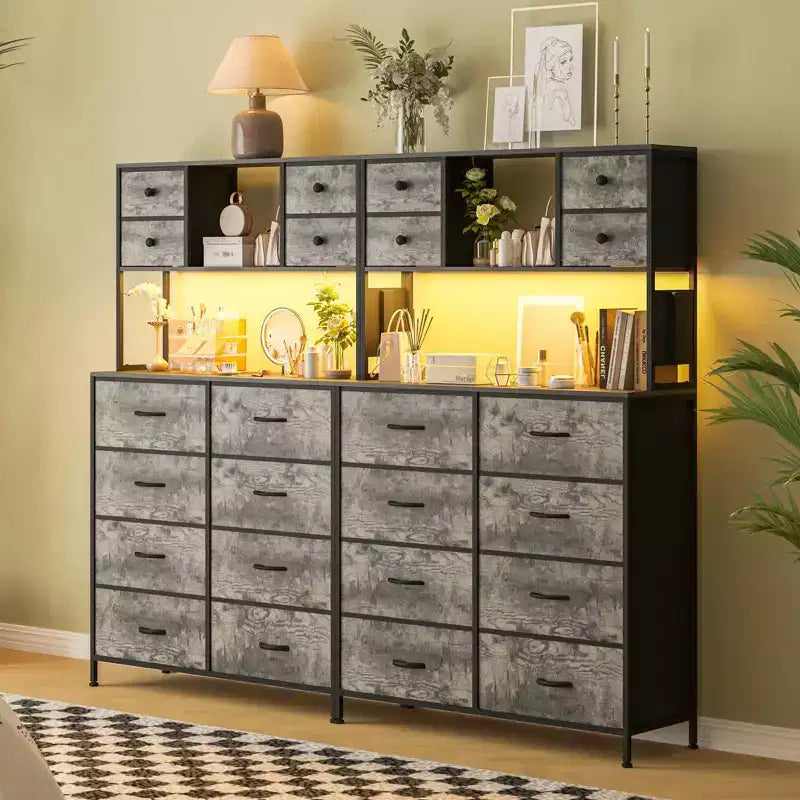 Cassettiera per Camera da Letto, Comodino in Tessuto a 12 Cassetti con Illuminazione, Presa di Corrente e Ripiani Aperti, Piano in Legno e Struttura in Metallo