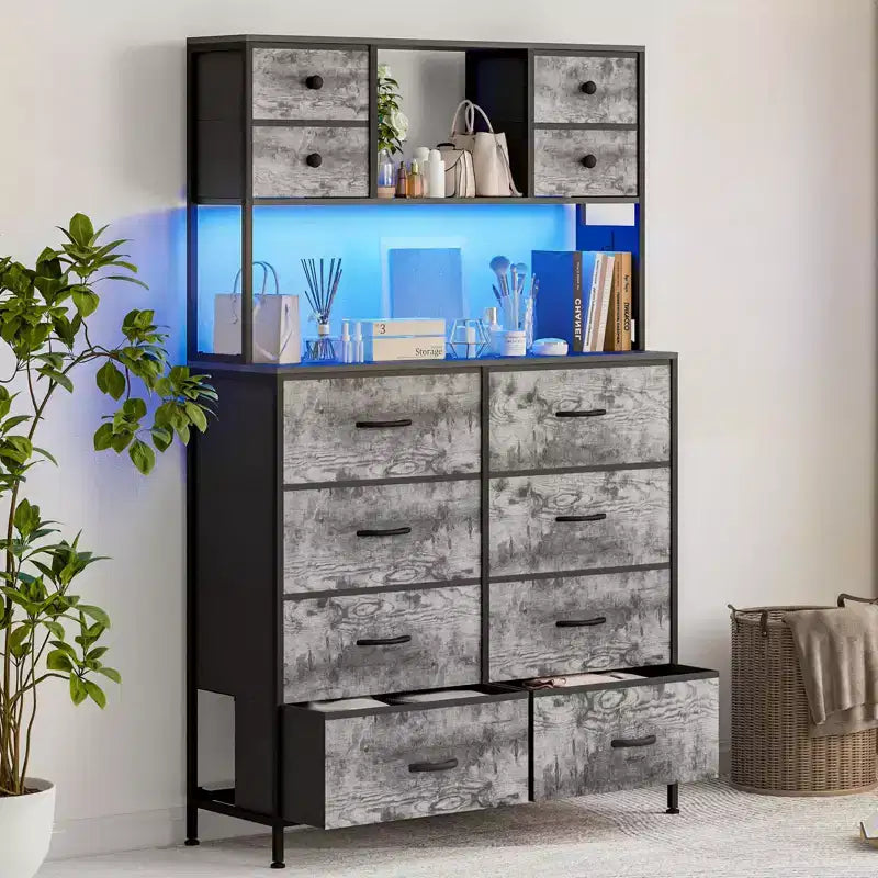 Cassettiera per Camera da Letto, Comodino in Tessuto a 12 Cassetti con Illuminazione, Presa di Corrente e Ripiani Aperti, Piano in Legno e Struttura in Metallo
