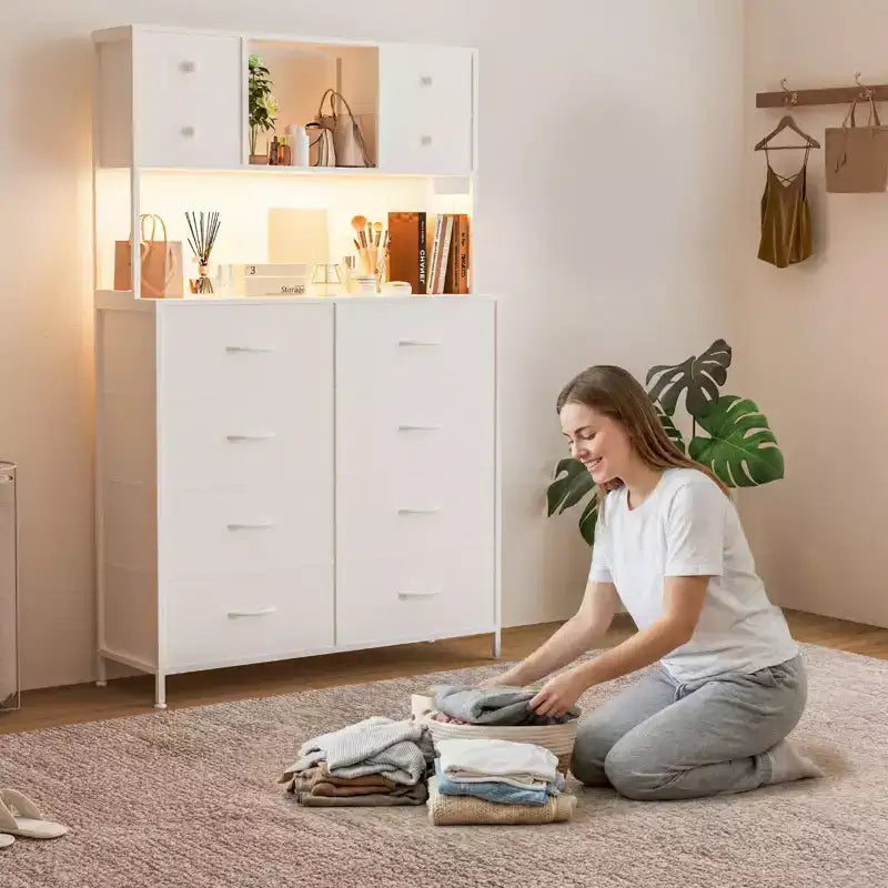 Cassettiera per Camera da Letto, Comodino in Tessuto a 12 Cassetti con Illuminazione, Presa di Corrente e Ripiani Aperti, Piano in Legno e Struttura in Metallo