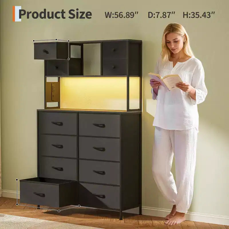 Cassettiera per Camera da Letto, Comodino in Tessuto a 12 Cassetti con Illuminazione, Presa di Corrente e Ripiani Aperti, Piano in Legno e Struttura in Metallo