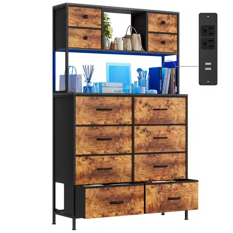 Cassettiera per Camera da Letto, Comodino in Tessuto a 12 Cassetti con Illuminazione, Presa di Corrente e Ripiani Aperti, Piano in Legno e Struttura in Metallo