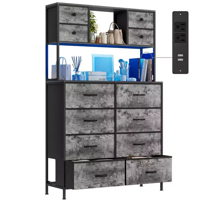 Cassettiera per Camera da Letto, Comodino in Tessuto a 12 Cassetti con Illuminazione, Presa di Corrente e Ripiani Aperti, Piano in Legno e Struttura in Metallo