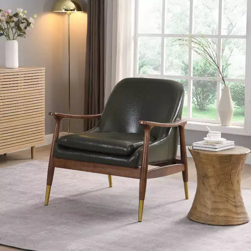 Poltrona d'accento Mid-Century in ecopelle da 74 cm con gambe con puntali in ottone, per soggiorno o ufficio