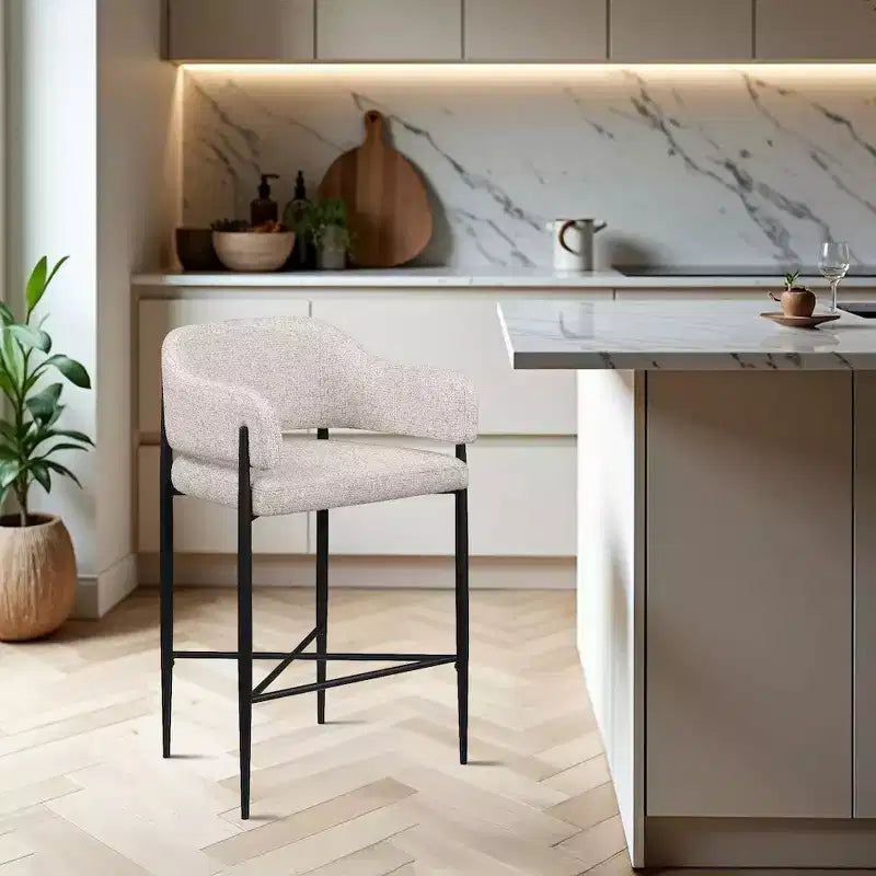 Meridian Furniture Sgabello da bancone rivestito in tessuto Dame, set da 2