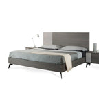 Letto a piattaforma Leen King Size, Gambe in metallo nere, Testiera a pannelli grigia