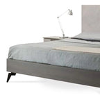 Letto a piattaforma Leen King Size, Gambe in metallo nere, Testiera a pannelli grigia
