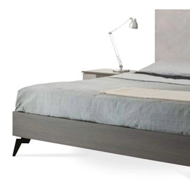 Letto a piattaforma Leen King Size, Gambe in metallo nere, Testiera a pannelli grigia