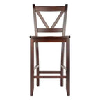 Set di 2 sgabelli da bar Victor con schienale a V da 61 cm (altezza bancone) in legno/noce - Winsome