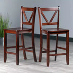 Set di 2 sgabelli da bar Victor con schienale a V da 61 cm (altezza bancone) in legno/noce - Winsome