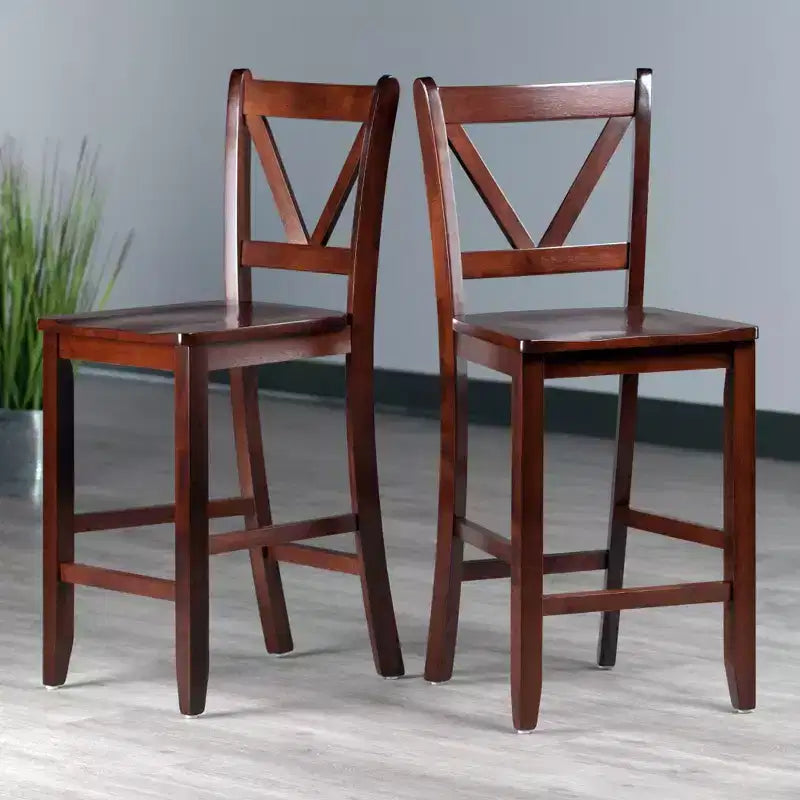 Set di 2 sgabelli da bar Victor con schienale a V da 61 cm (altezza bancone) in legno/noce - Winsome