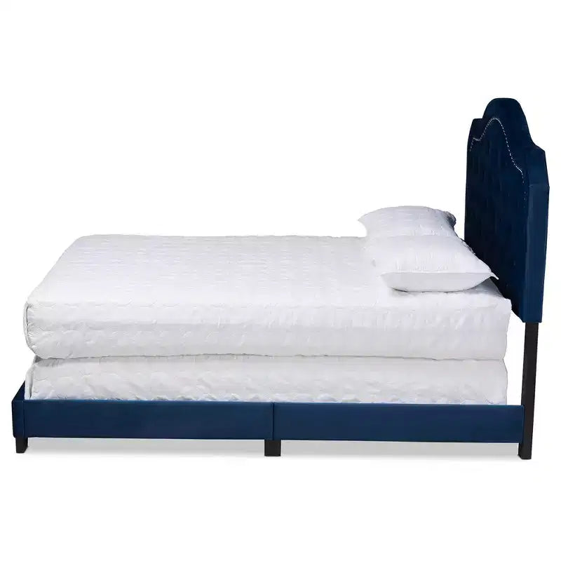 Letto Matrimoniale Queen in Velluto Samantha con Bottoni Trapuntati Blu Navy/Nero - Baxton Studio: Glamour, Dettagli in Borchie Argento, Richiede Rete a Doghe