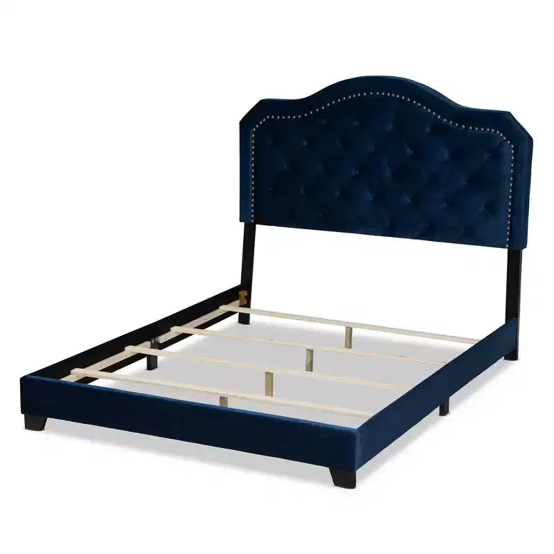 Letto Matrimoniale Queen in Velluto Samantha con Bottoni Trapuntati Blu Navy/Nero - Baxton Studio: Glamour, Dettagli in Borchie Argento, Richiede Rete a Doghe