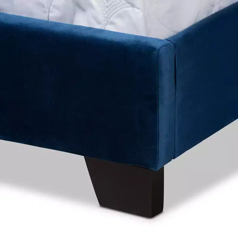 Letto Matrimoniale Queen in Velluto Samantha con Bottoni Trapuntati Blu Navy/Nero - Baxton Studio: Glamour, Dettagli in Borchie Argento, Richiede Rete a Doghe