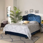 Letto Matrimoniale Queen in Velluto Samantha con Bottoni Trapuntati Blu Navy/Nero - Baxton Studio: Glamour, Dettagli in Borchie Argento, Richiede Rete a Doghe