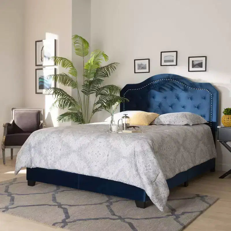 Letto Matrimoniale Queen in Velluto Samantha con Bottoni Trapuntati Blu Navy/Nero - Baxton Studio: Glamour, Dettagli in Borchie Argento, Richiede Rete a Doghe