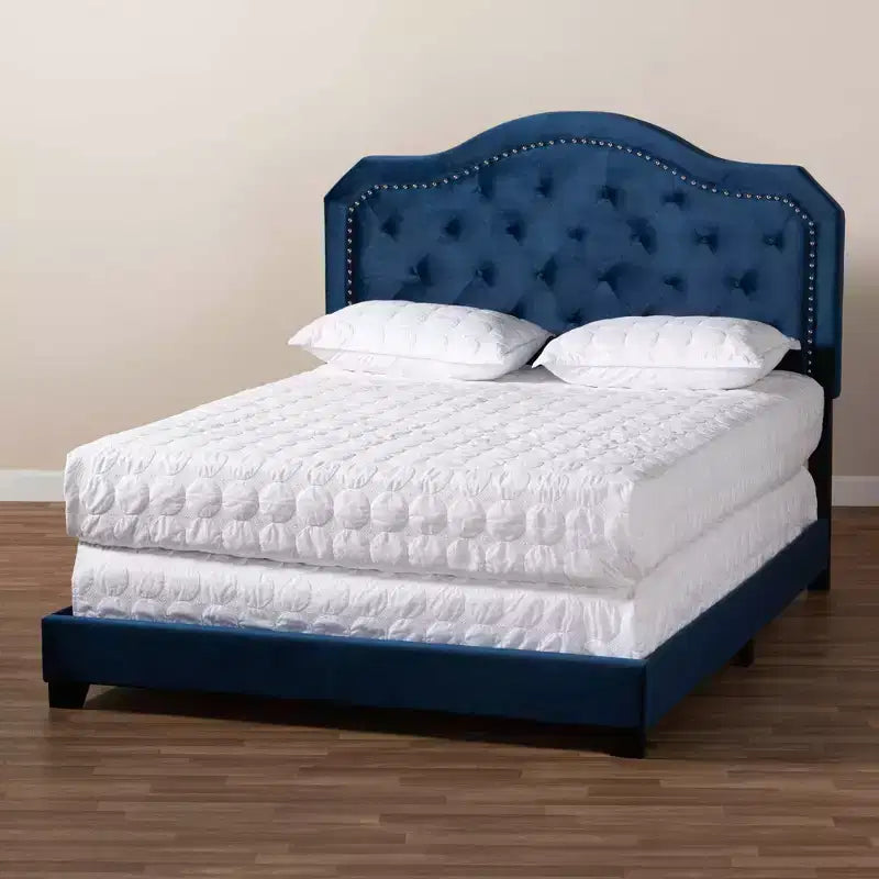 Letto Matrimoniale Queen in Velluto Samantha con Bottoni Trapuntati Blu Navy/Nero - Baxton Studio: Glamour, Dettagli in Borchie Argento, Richiede Rete a Doghe
