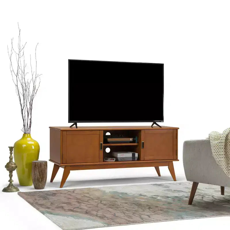 Mobile TV Tierney in legno massello stile Mid-Century per televisori fino a 66 pollici - WyndenHall