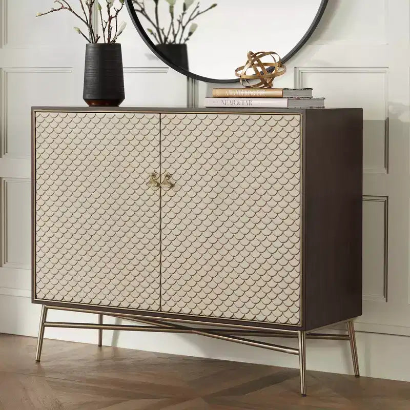 55 Downing Street Mobile moderno Auric in mogano e ottone, larghezza 35 1/2