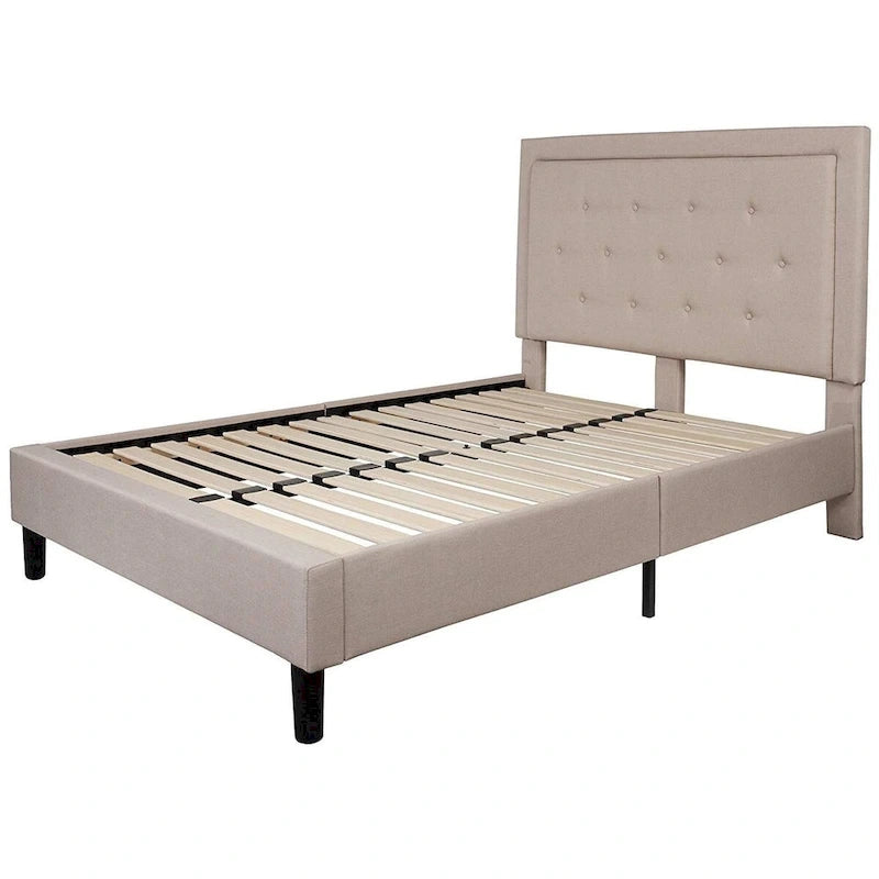 Letto a piattaforma completamente rivestito in tessuto beige con testiera trapuntata