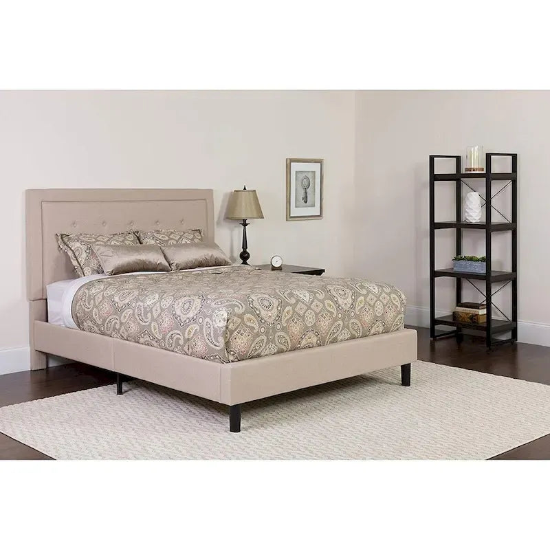 Letto a piattaforma completamente rivestito in tessuto beige con testiera trapuntata